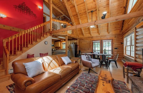 North Glade Hills Casa | Rustic Deep Creek Cabin w/ Fire Pit & Hot Tub