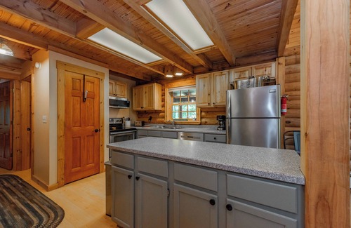 North Glade Hills Casa | Rustic Deep Creek Cabin w/ Fire Pit & Hot Tub
