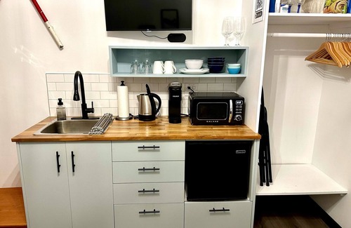 Shawnigan Lake Apartamento | Rustic elegance and modern comfort, Suite A is private and pet friendly!