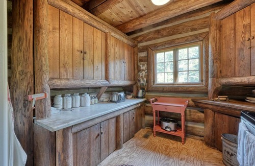 Dahlonega Cabina | Rustic Elegance: Cabin near Wineries & Gold Mines