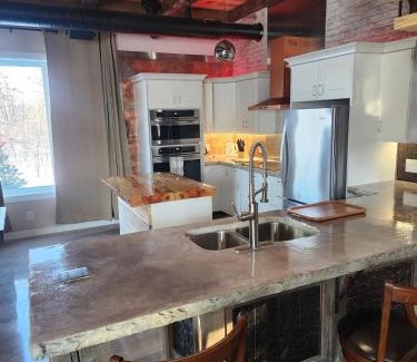 New Bothwell Chalet De Esquí | Rustic Elegance in St Malo