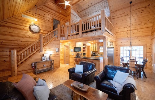 Saugatuck Cabina | Rustic Elegance! Pool, Fire Pit, Hot Tub, Screened Porch & more!