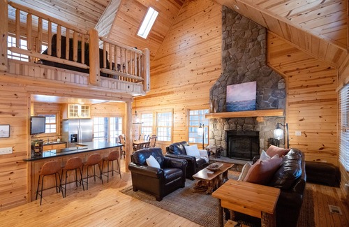 Saugatuck Cabina | Rustic Elegance! Pool, Fire Pit, Hot Tub, Screened Porch & more!