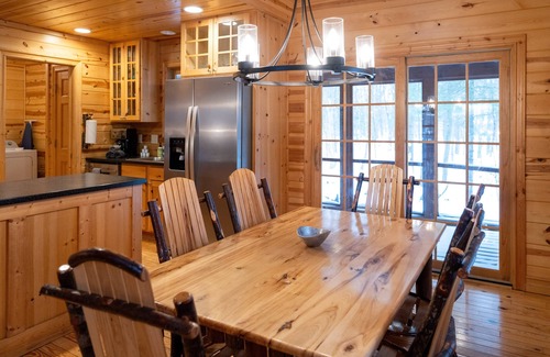 Saugatuck Cabina | Rustic Elegance! Pool, Fire Pit, Hot Tub, Screened Porch & more!