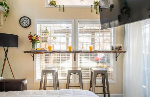 Woodland Park Apartamento | Rustic Escape Fireplace, BBQ Grill & Scenic Views