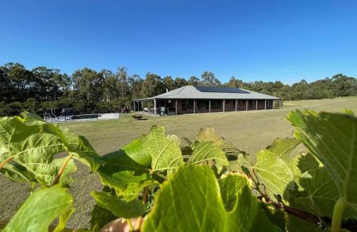 Lovedale Casa | Rustic Family Retreat Hot Tub , Pool Games Room