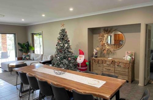 Lovedale Casa | Rustic Family Retreat Hot Tub , Pool Games Room