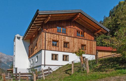 Tobadill Apartamento | Rustic Farm in Tyrol with Mountain Views
