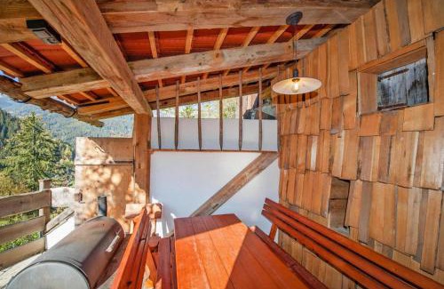 Tobadill Apartamento | Rustic Farm in Tyrol with Mountain Views