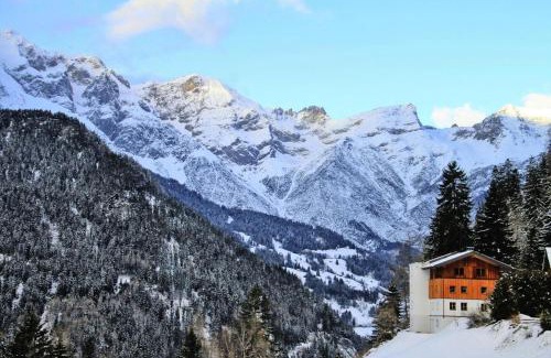 Tobadill Apartamento | Rustic Farm in Tyrol with Mountain Views