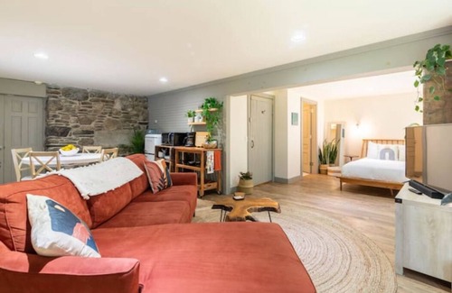 Rogers Apartamento | Rustic Farmette Studio with Hot Tub & Pool