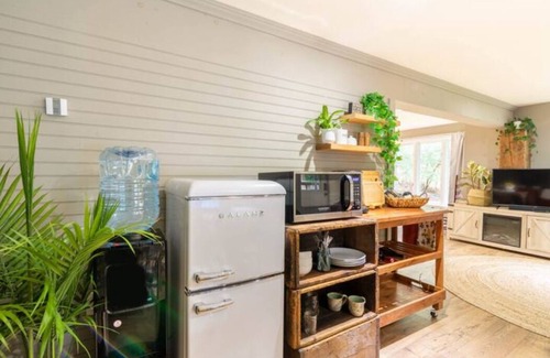 Rogers Apartamento | Rustic Farmette Studio with Hot Tub & Pool