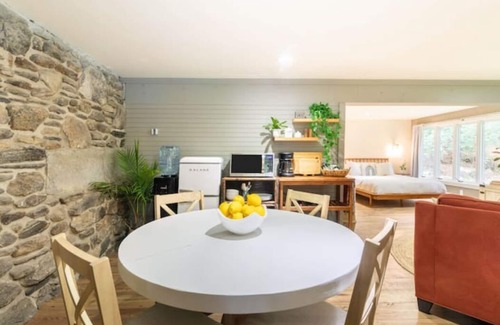 Rogers Apartamento | Rustic Farmette Studio with Hot Tub & Pool