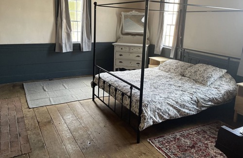 Barnet Casa | Rustic Farmhouse Retreat