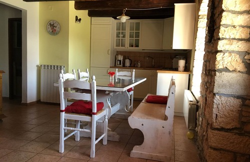 Jursici Casa | Casa de campo rústica rodeada de vegetación del amplio y amplio jardín ... con piscina
