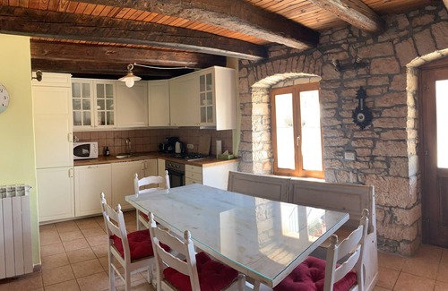 Jursici Casa | Casa de campo rústica rodeada de vegetación del amplio y amplio jardín ... con piscina