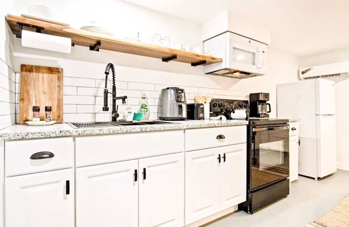 Central Oklahoma City Apartamento | Rustic Gem 5min-asian District Full Kitchen