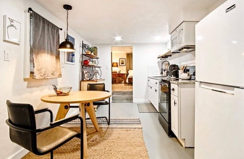 Central Oklahoma City Apartamento | Rustic Gem 5min-asian District Full Kitchen