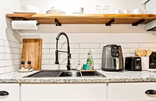 Central Oklahoma City Apartamento | Rustic Gem 5min-asian District Full Kitchen
