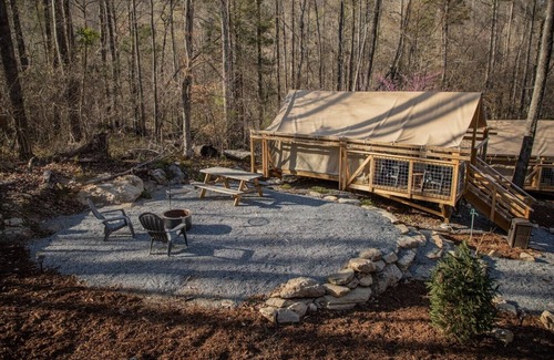 Saluda Alquiler De RV | Rustic Glamping Tent nestled in the beauty of the Green River Gamelands!