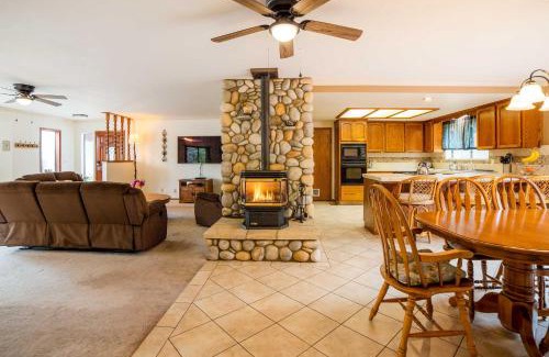 Groveland Casa | Rustic Groveland Home Private Hot Tub, Deck and BBQ