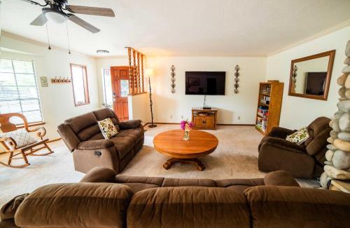 Groveland Casa | Rustic Groveland Home Private Hot Tub, Deck and BBQ