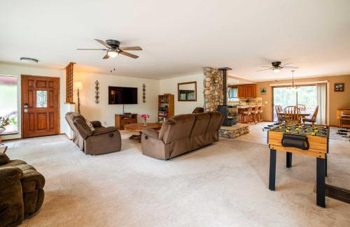 Groveland Casa | Rustic Groveland Home Private Hot Tub, Deck and BBQ