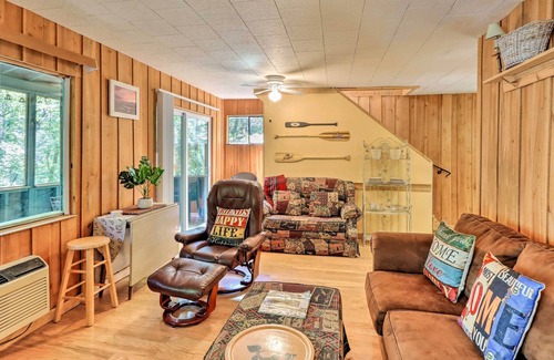 Hayesville Cabina | Rustic Hayesville Cabin w/ Fire Pit & Deck!