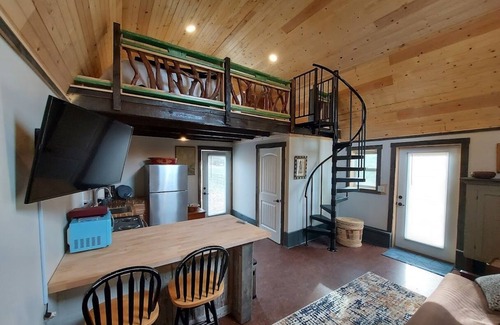 Hendersonville Apartamento | Rustic Hendersonville Farm Studio w/ Private Deck
