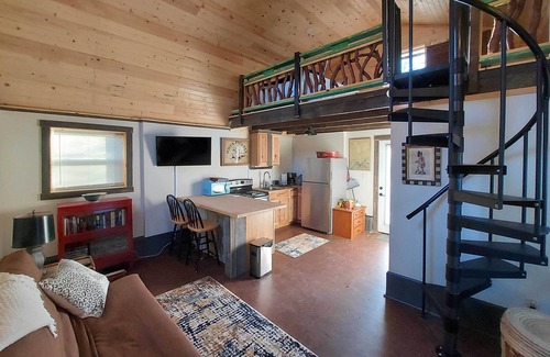 Hendersonville Apartamento | Rustic Hendersonville Farm Studio w/ Private Deck