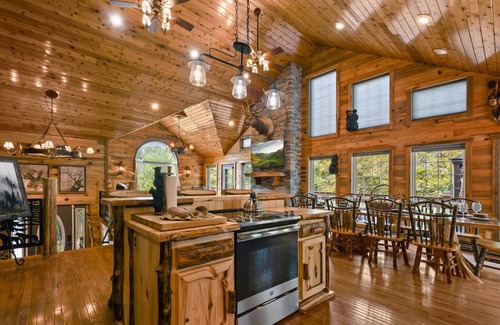 Sevierville Cabina | Rustic Hideaway 4 Bedroom Cabin by RedAwning