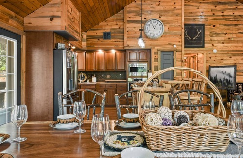 Sevierville Cabina | Rustic Hideaway 4 Bedroom Cabin by RedAwning