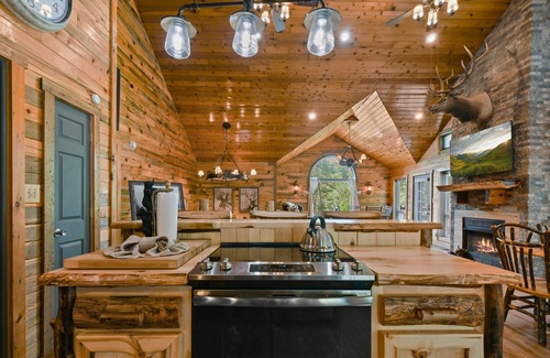 Sevierville Cabina | Rustic Hideaway 4 Bedroom Cabin by RedAwning