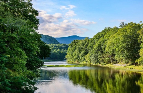 Seebert Casa | Rustic Hideaway with Fire Pit Less Than 1 Mi to River!
