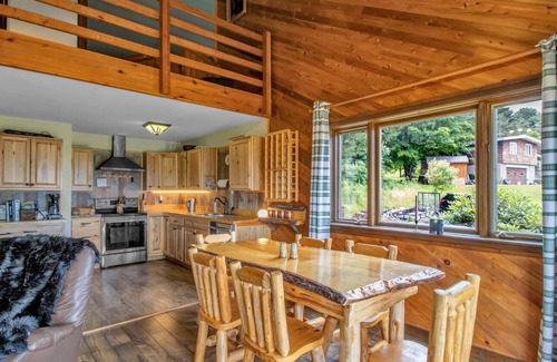 West Valley Chalet De Esquí | Rustic hillside cabin- hot tub & spectacular views