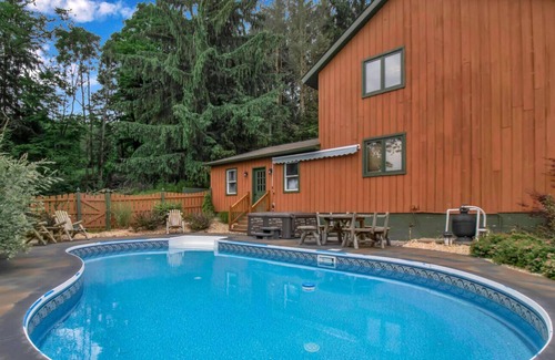 West Valley Chalet De Esquí | Rustic hillside cabin- hot tub & spectacular views