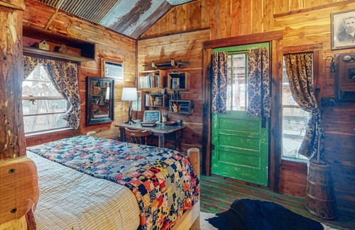 Berryville Cabina | Rustic & historic cabin with firepit, private hot tub, front porch, river access