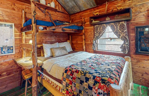 Berryville Cabina | Rustic & historic cabin with firepit, private hot tub, front porch, river access
