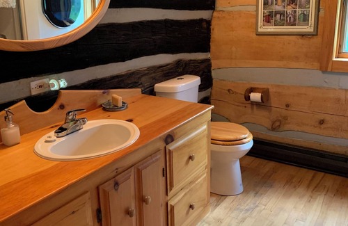 Utterson Cabina | Rustic historical log cabin schoolhouse in Muskoka