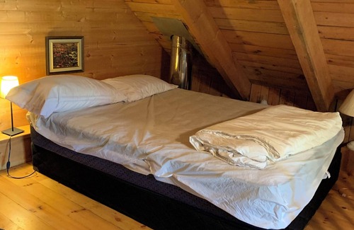 Utterson Cabina | Rustic historical log cabin schoolhouse in Muskoka