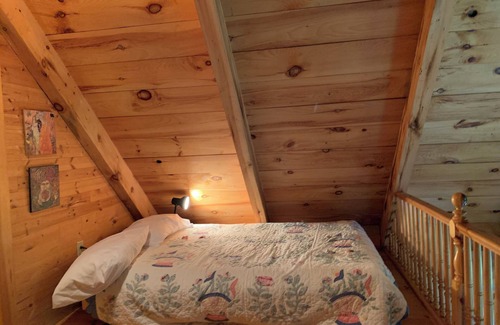 Utterson Cabina | Rustic historical log cabin schoolhouse in Muskoka