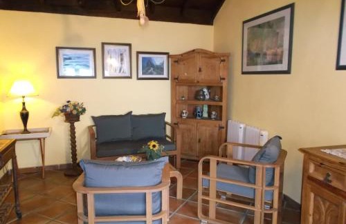 El Guincho Apartamento | Rustic holiday home with balcony and sea view