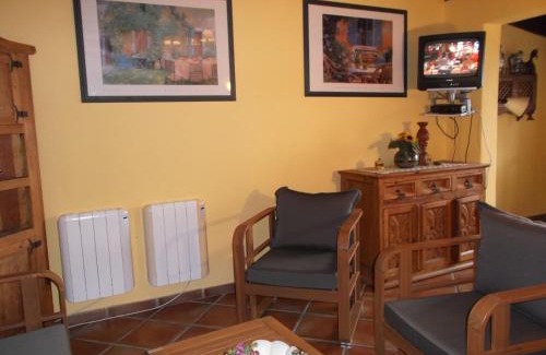 El Guincho Apartamento | Rustic holiday home with balcony and sea view