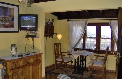 El Guincho Apartamento | Rustic holiday home with balcony and sea view