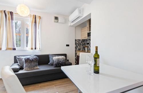 Donja Stubica Casa | Rustic Holiday Home in Donja Stubica with Terrace