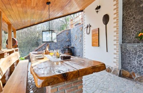 Donja Stubica Casa | Rustic Holiday Home in Donja Stubica with Terrace