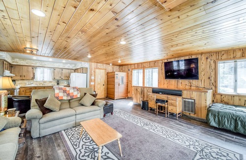 Big Creek Cabina | Casa rústica con estufa de leña, sauna seca privada y dos terrazas con vistas al bosque.