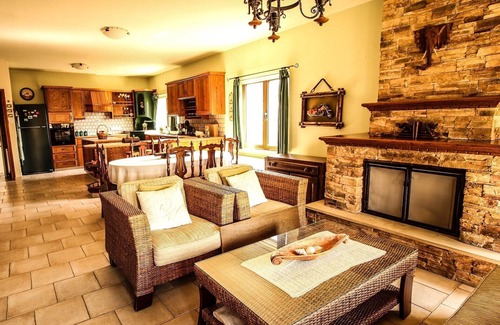 Xylofagou Casa | Rustic House es una encantadora y espaciosa villa independiente ubicada