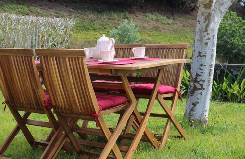 Caloura Cabaña | Casa rústica con jardín