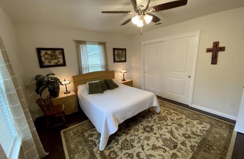 San Marcos Casa | Rustic Ideal Cottage with Private Garden and Fire Pit in San Marcos, Texas